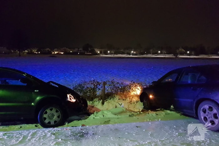 Auto's belanden in sloot door spekglad wegdek