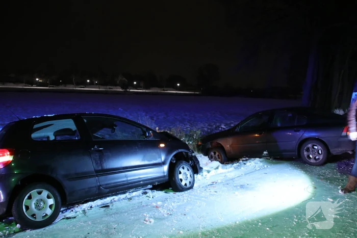 Auto's belanden in sloot door spekglad wegdek