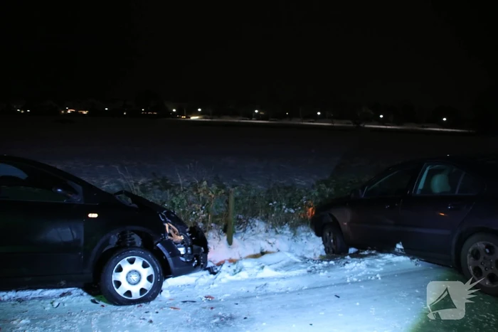 Auto's belanden in sloot door spekglad wegdek