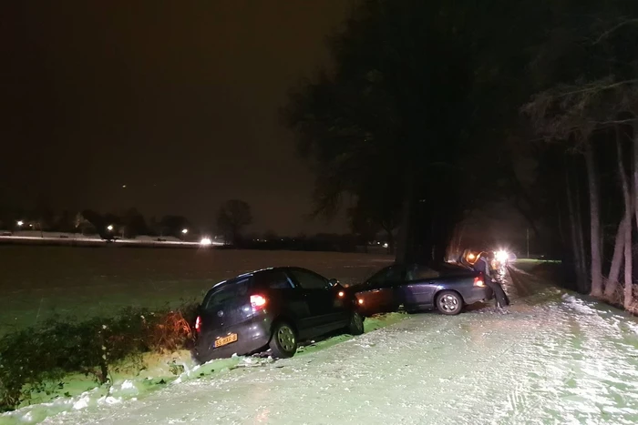 Auto's belanden in sloot door spekglad wegdek