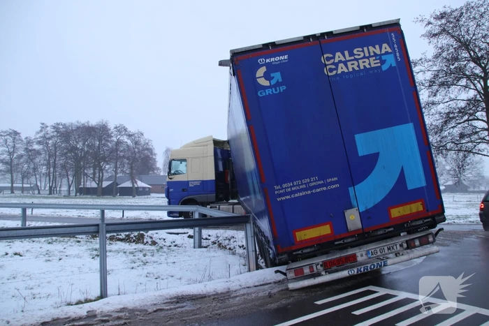Vrachtwagen rijdt zich vast in sloot (Kootwijkerbroek)