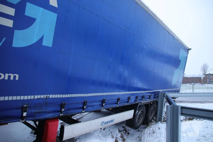 Vrachtwagen rijdt zich vast in sloot (Kootwijkerbroek)