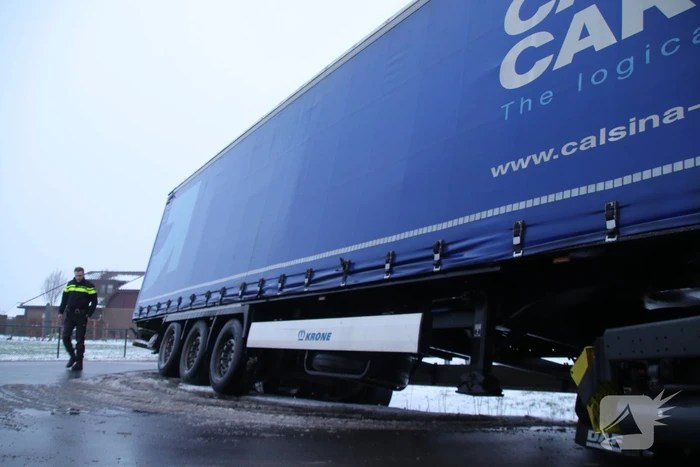 Vrachtwagen rijdt zich vast in sloot (Kootwijkerbroek)
