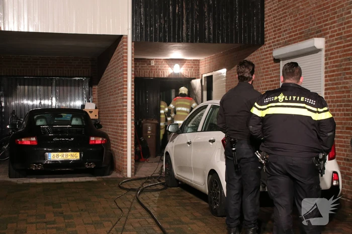 Werkplaats brandt uit achter woning (Renswoude)