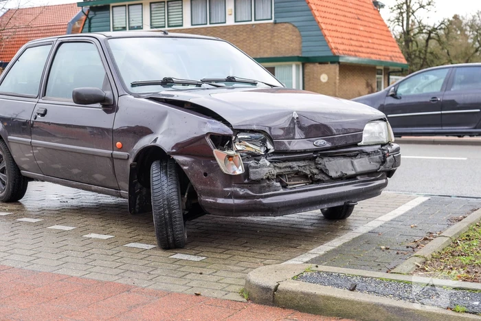 Auto botst achter op bestelbus (Amersfoort)
