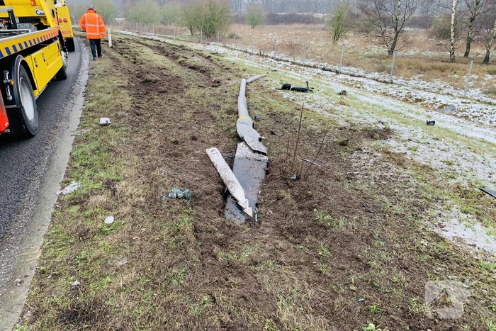 Vrachtwagen raakt van weg en aanhangwagen gekanteld