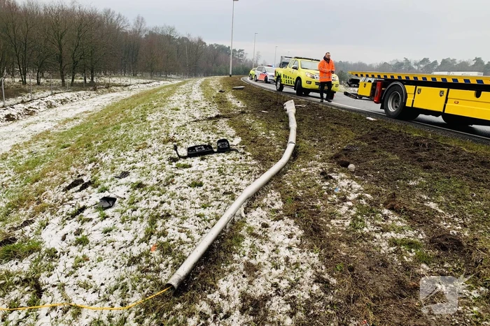 Vrachtwagen raakt van weg en aanhangwagen gekanteld
