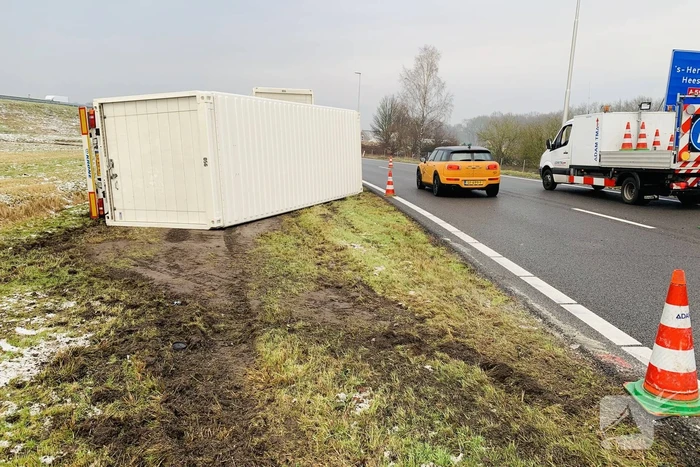 Vrachtwagen raakt van weg en aanhangwagen gekanteld