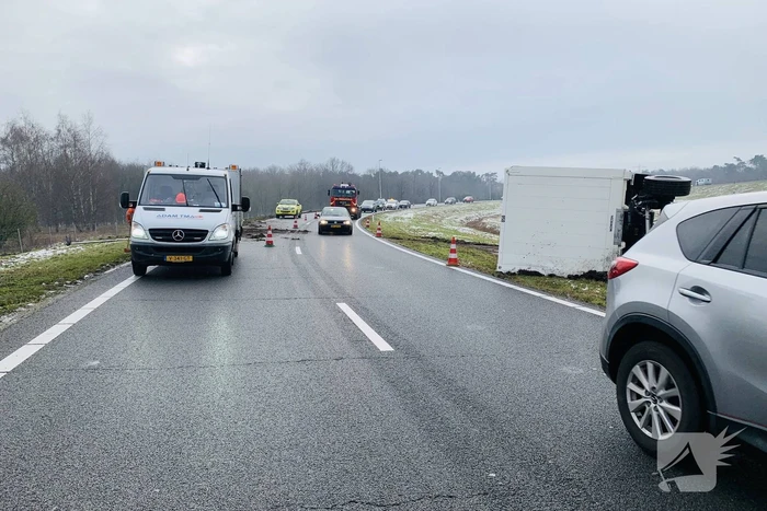 Vrachtwagen raakt van weg en aanhangwagen gekanteld