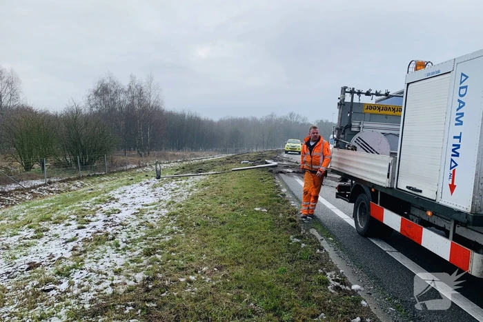 Vrachtwagen raakt van weg en aanhangwagen gekanteld