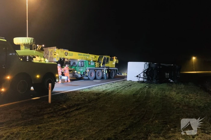 Vrachtwagen raakt van weg en aanhangwagen gekanteld