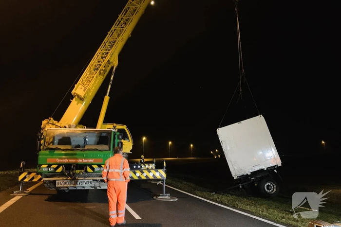 Vrachtwagen raakt van weg en aanhangwagen gekanteld