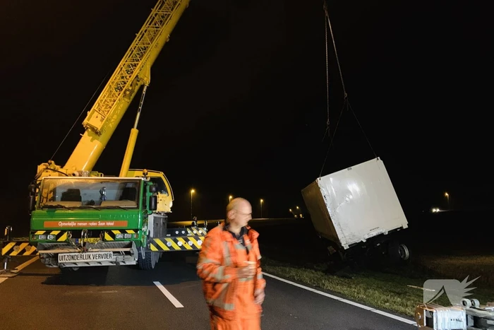 Vrachtwagen raakt van weg en aanhangwagen gekanteld