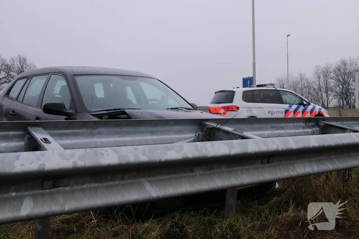Auto raakt in slip knalt in vangrail