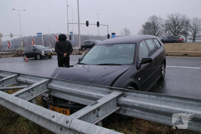 Auto raakt in slip knalt in vangrail