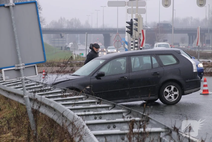 Auto raakt in slip knalt in vangrail