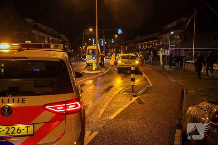 Maaltijdbezorger botst op remmende auto