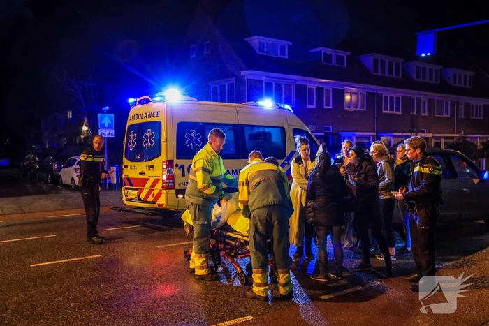 Maaltijdbezorger botst op remmende auto