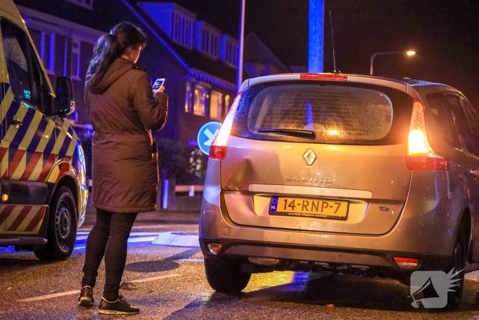 Maaltijdbezorger botst op remmende auto