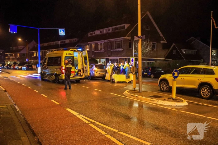 Maaltijdbezorger botst op remmende auto