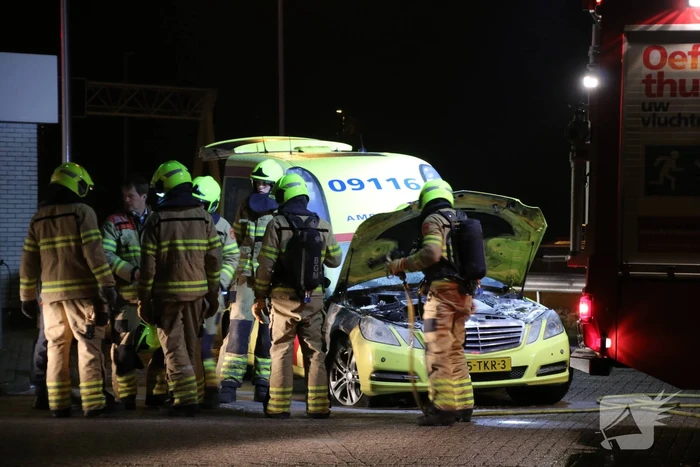 Ambulance vliegt in brand tijdens spoedrit