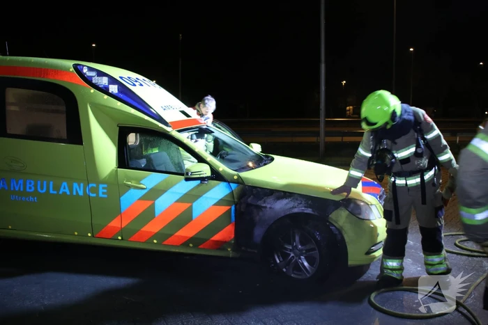 Ambulance vliegt in brand tijdens spoedrit