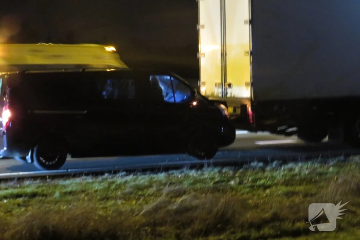 Vrachtwagen in botsing met meerdere auto's