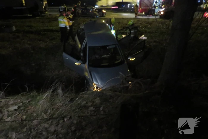 Vrachtwagen in botsing met meerdere auto's