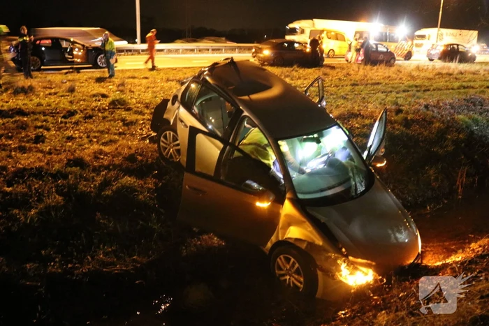 Vrachtwagen in botsing met meerdere auto's