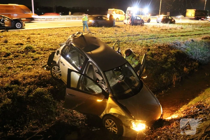 Vrachtwagen in botsing met meerdere auto's