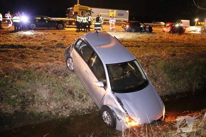 Vrachtwagen in botsing met meerdere auto's