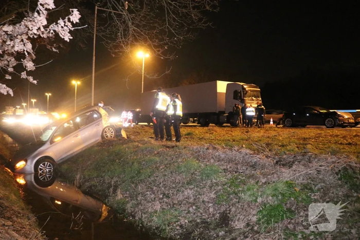 Vrachtwagen in botsing met meerdere auto's