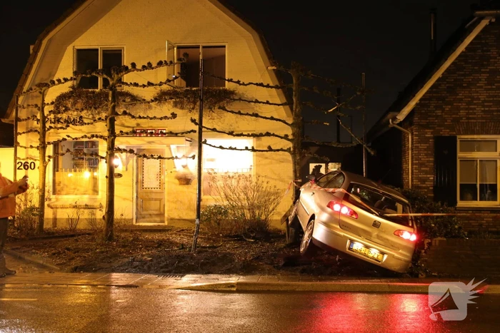 Auto beland in voortuin van woning (Elst)