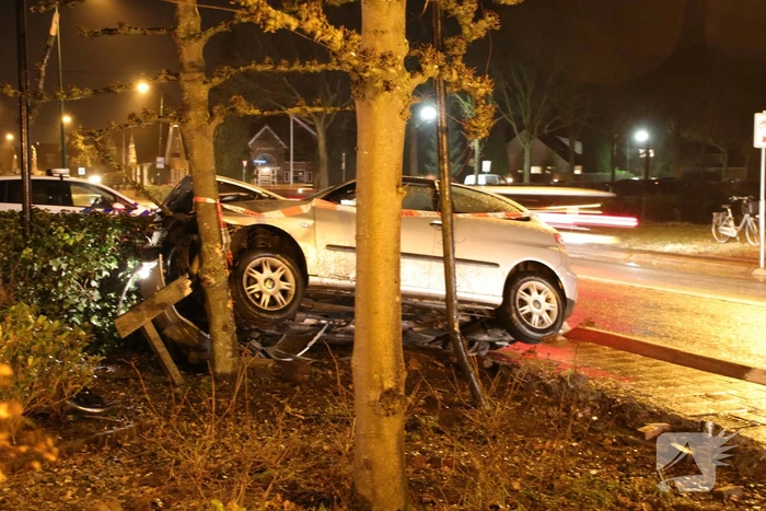 Auto beland in voortuin van woning (Elst)