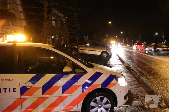 Auto beland in voortuin van woning (Elst)