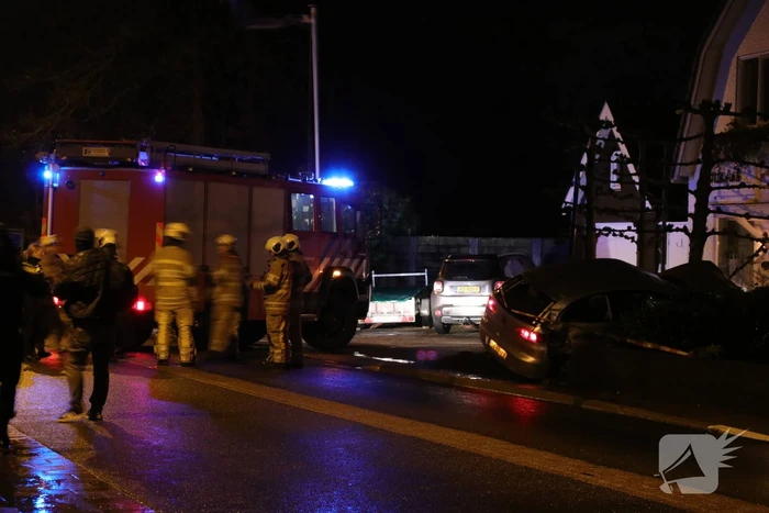 Auto beland in voortuin van woning (Elst)