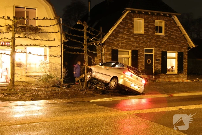 Auto beland in voortuin van woning (Elst)