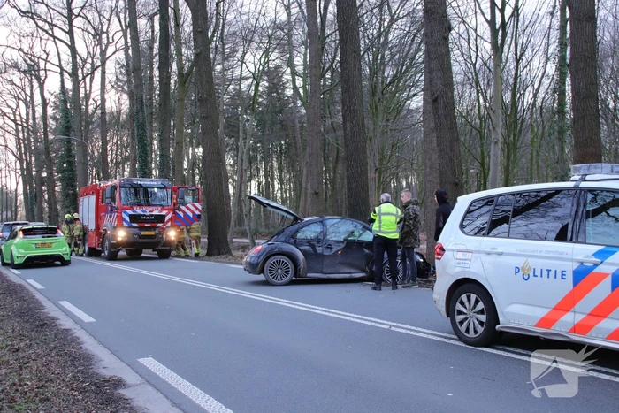 Auto botst frontaal op boom (Barneveld)