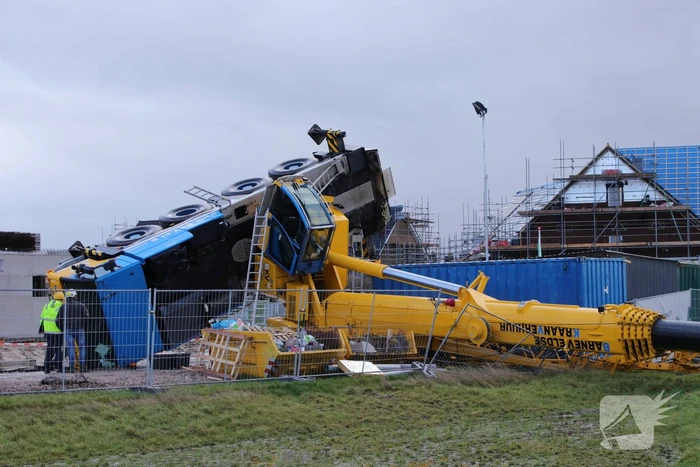 VIDEO: Bouwkraan in nieuwbouwwijk omgevallen (Voorthuizen)