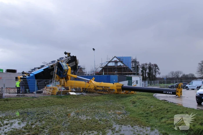 VIDEO: Bouwkraan in nieuwbouwwijk omgevallen (Voorthuizen)