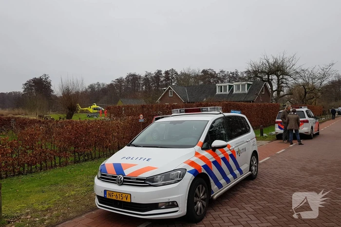 Traumahelikopter landt in achtertuin van woning (Tienhoven)