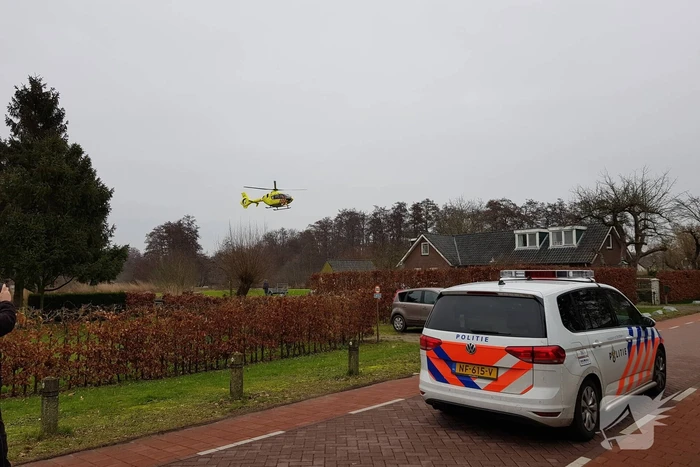 Traumahelikopter landt in achtertuin van woning (Tienhoven)