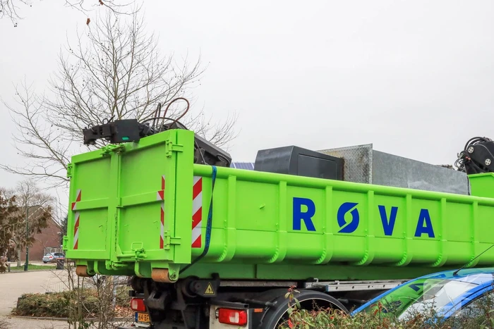 Kraan vrachtwagen breekt af na tillen glasbak (Bunschoten-Spakenburg)