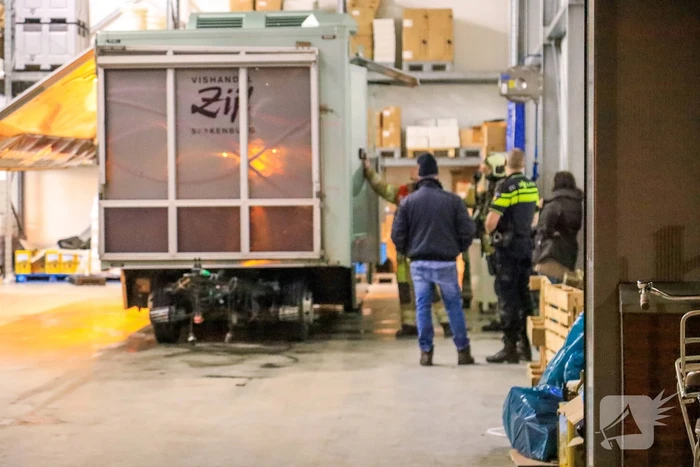 Marktviskar in loods vol rook