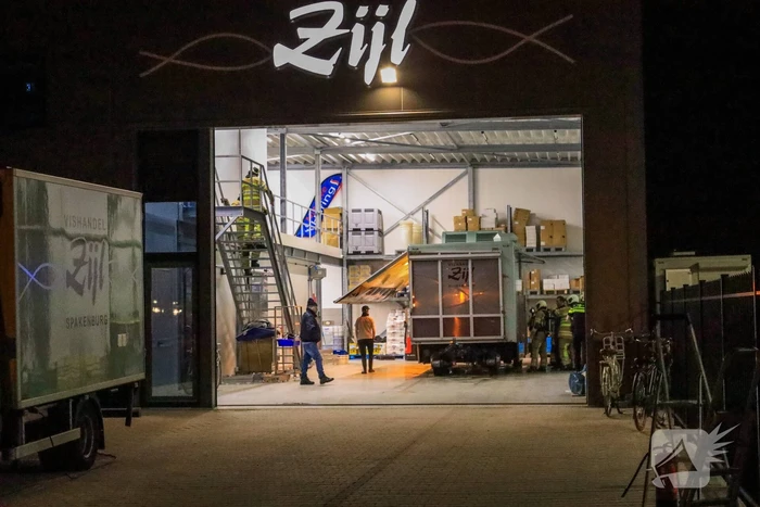 Marktviskar in loods vol rook