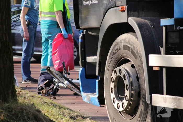 Fietsster overleden bij aanrijding met vrachtwagen (Bennekom)