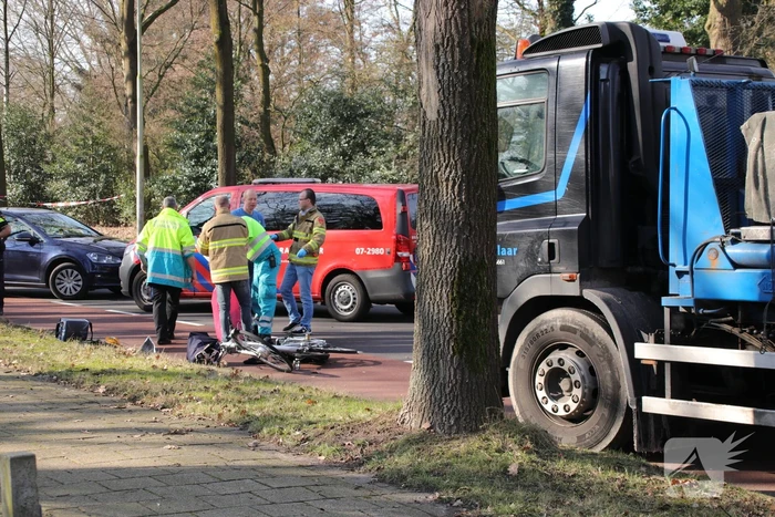 Fietsster overleden bij aanrijding met vrachtwagen (Bennekom)
