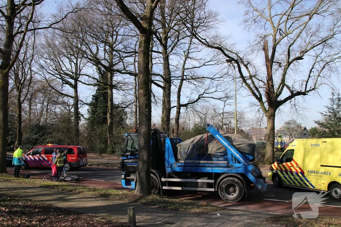 Fietsster overleden bij aanrijding met vrachtwagen (Bennekom)
