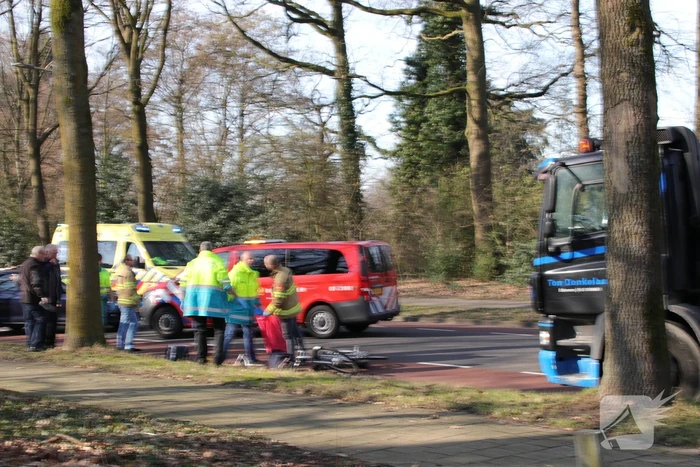 Fietsster overleden bij aanrijding met vrachtwagen (Bennekom)