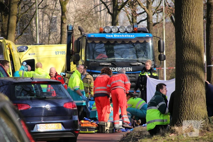 Fietsster overleden bij aanrijding met vrachtwagen (Bennekom)
